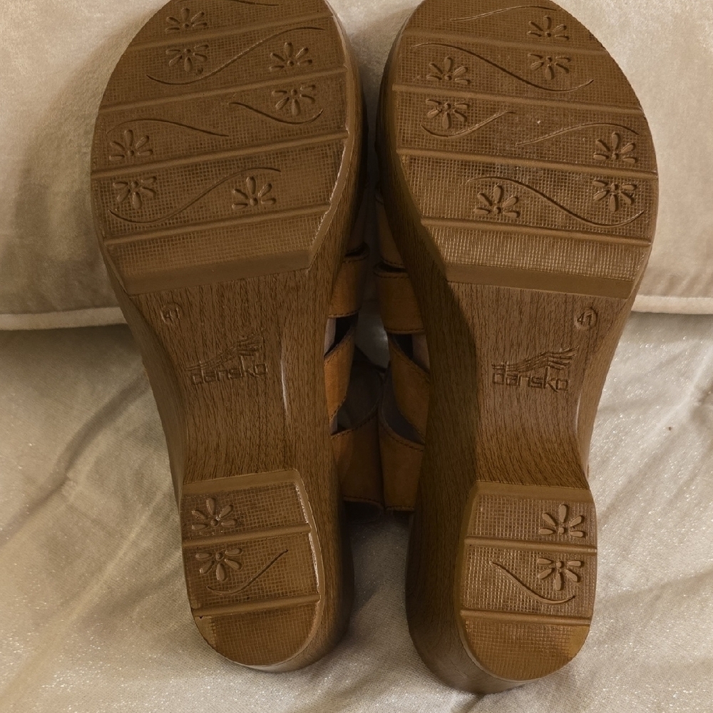 Dansko Tan Sandals Strappy Comfort Design - Picture 8 of 11